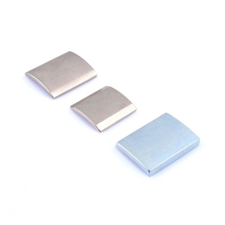 Silny magnes łukowy